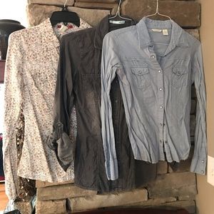 Lot of 3 juniors button down tops, size small.